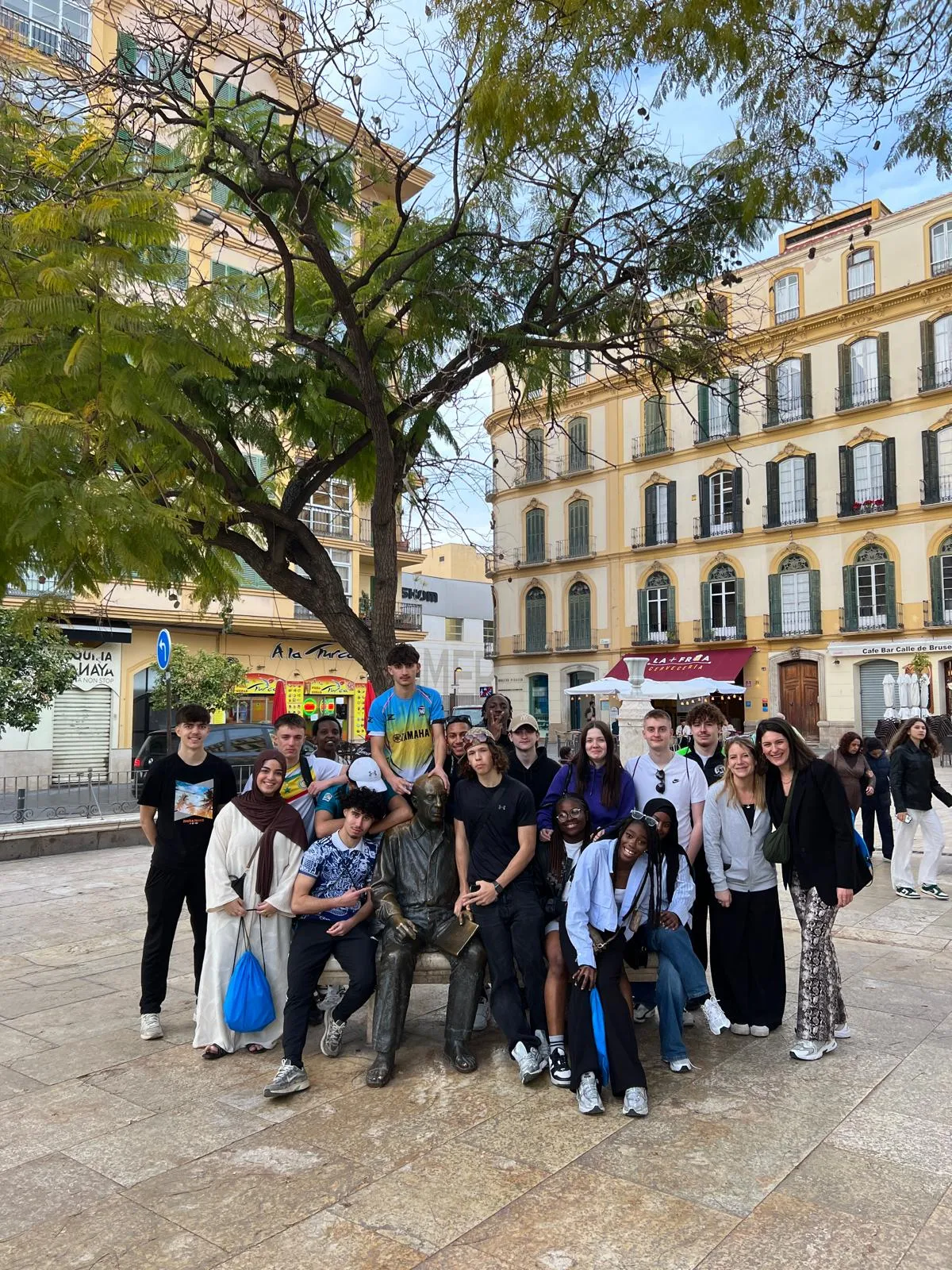 Élèves BRILLA devant la statue de Picasso, plaza de la Merced à Málaga