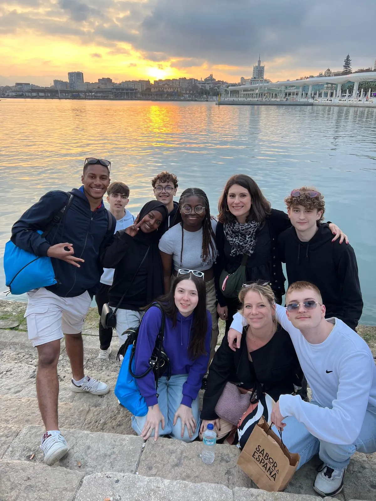 Laurence Messina avec un groupe d'élèves sur le port de Málaga au coucher du soleil