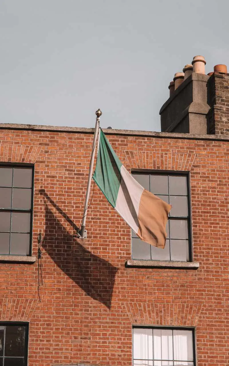 Drapeau irlandais sur une façade en brique