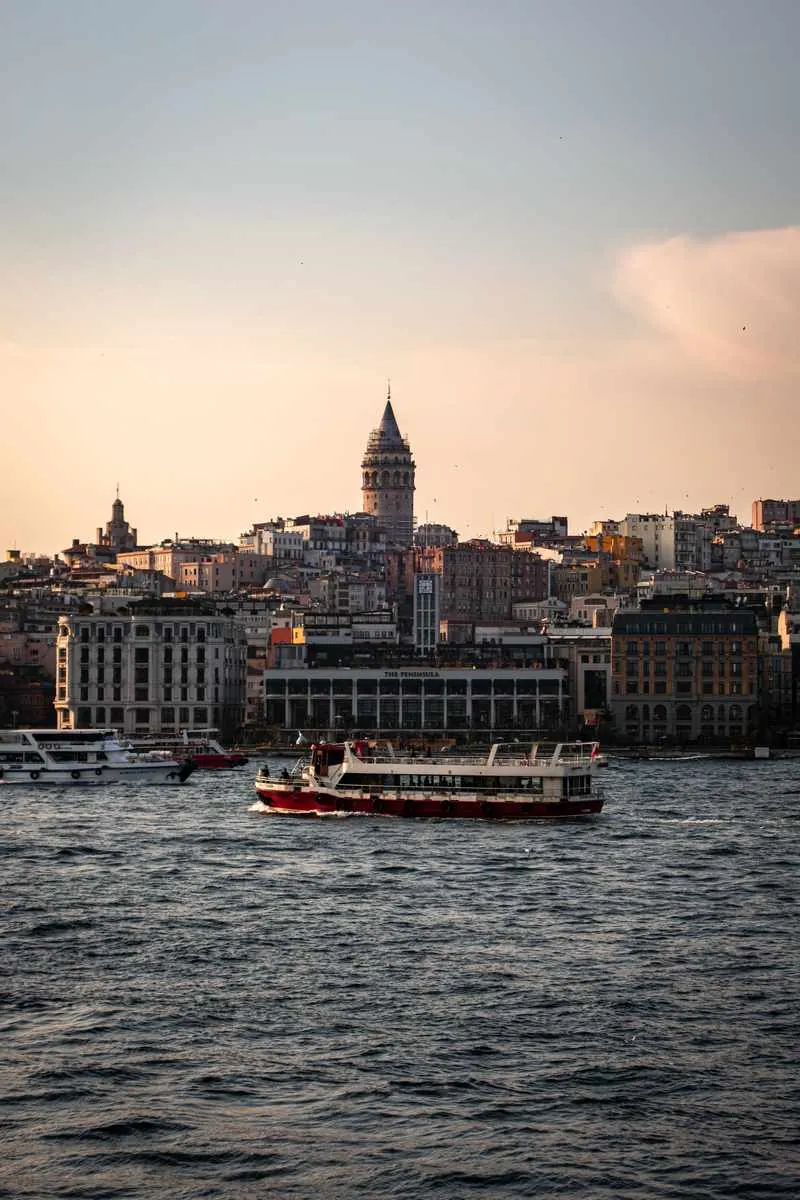 Tour de Galata au-dessus du Bosphore à Istanbul