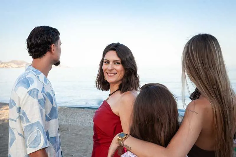 Laurence Messina avec des voyageurs sur la plage de Malaga