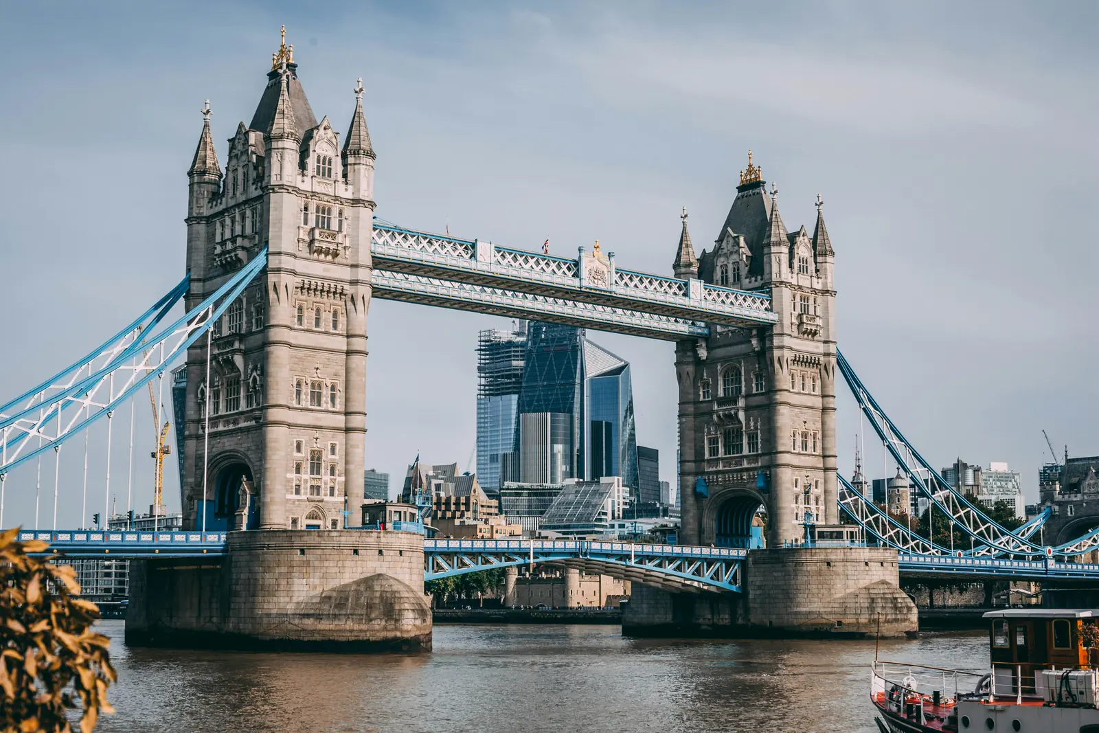 Tower Bridge et les gratte-ciel de la City à Londres