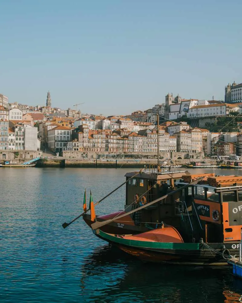 Bateau rabelo sur le Douro face au quartier de la Ribeira à Porto